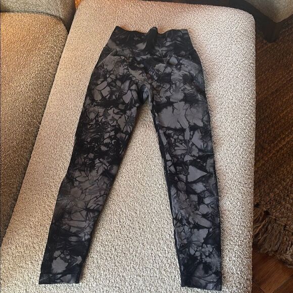 ALO Yoga Pants - Women's Black and Gray Tie-Dye Jeans